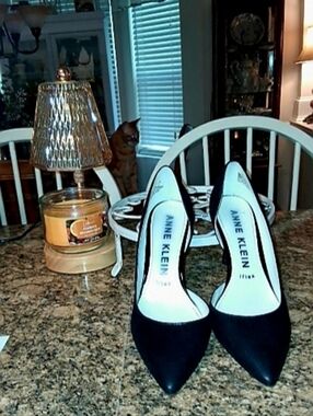 Anne Klein Black Pointed Toe Pumps Size 8M